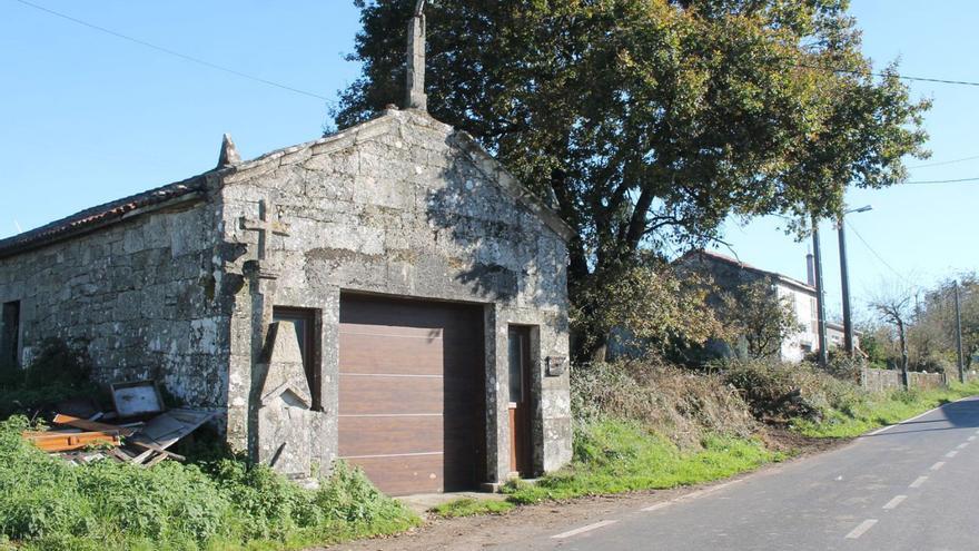 A capela, cruceiro e peto de ánimas da Santa Cruz.