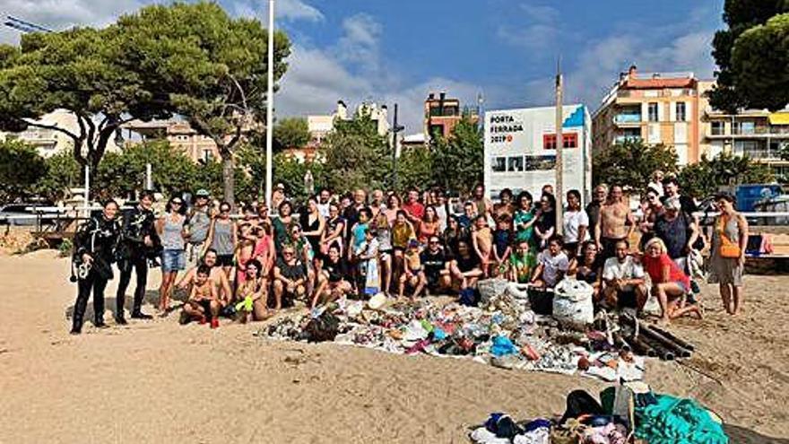 50 voluntaris recullen quatre contenidors  de brossa del fons marí de Sant Feliu