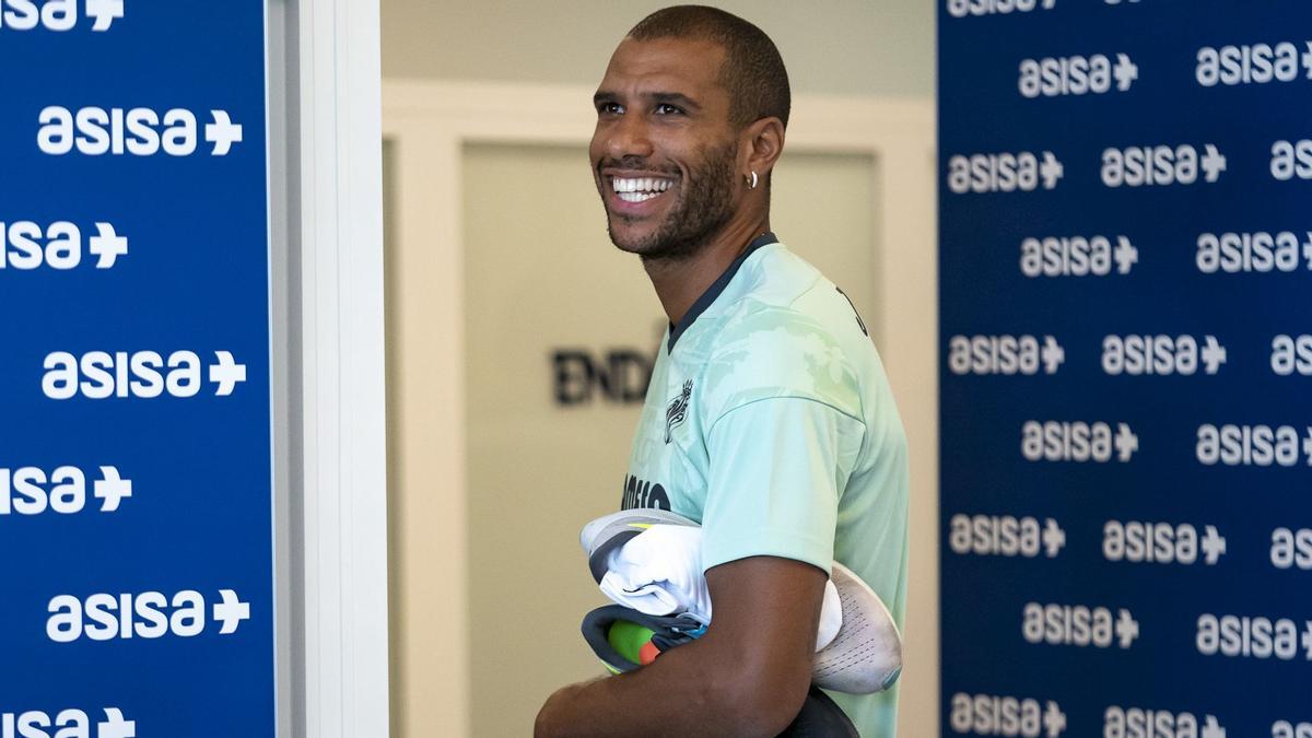 Étienne Capoue, antes del inicio de un entrenamiento del Villarreal CF en la presente temporada 2022/23.