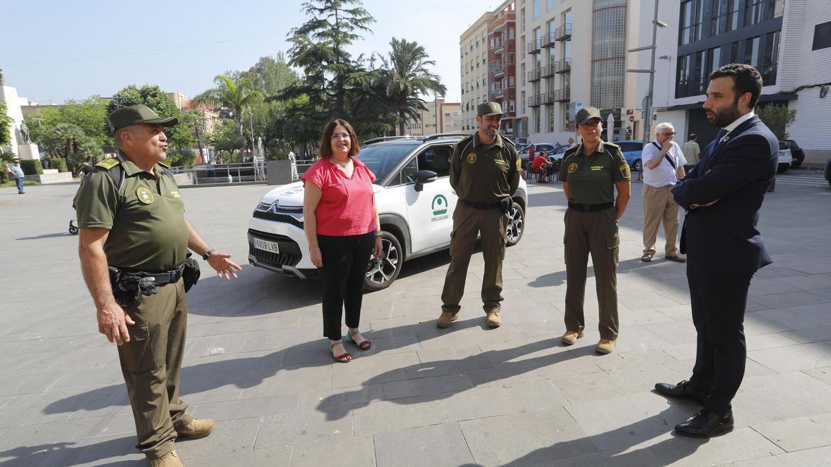 Imagen de archivo de guardias rurales con la concejala de Agricultura y el alcalde.