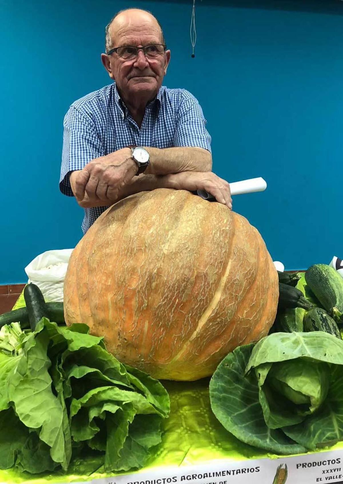 Víctor Valdés, con una calabaza para el concurso.