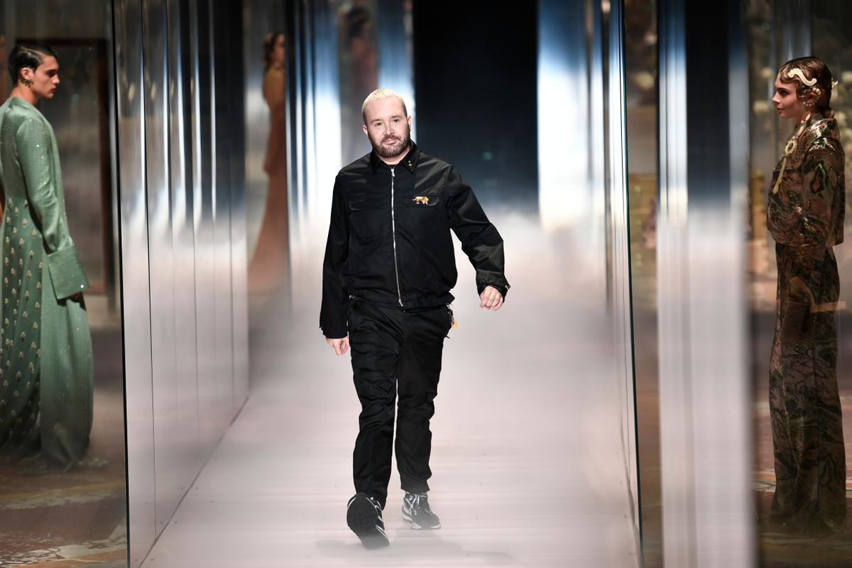 Kim Jones cierra su desfile para Fendi en París.