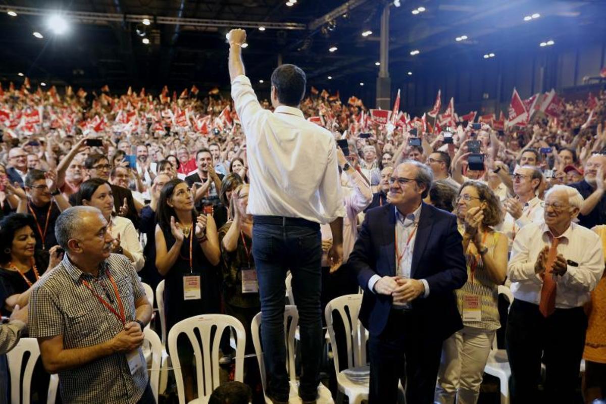 El secretario general del PSOE y hoy presidente del Gobierno, Pedro Sánchez, aclamado durante la clausura del 39º Congreso Federal del partido, el 18 de junio de 2017 en Ifema, Madrid.