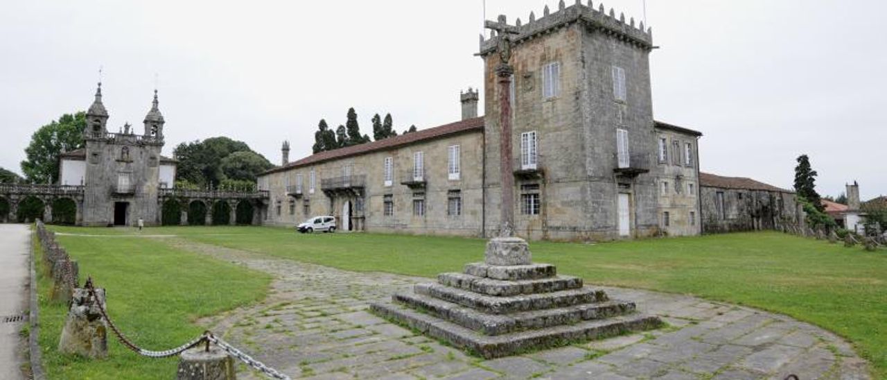 Material acumulado a la entrada del palacio pensando en las tres opciones de montaje. Abajo, los novios.   | // BERNABÉ/JAVIER LALÍN /IG