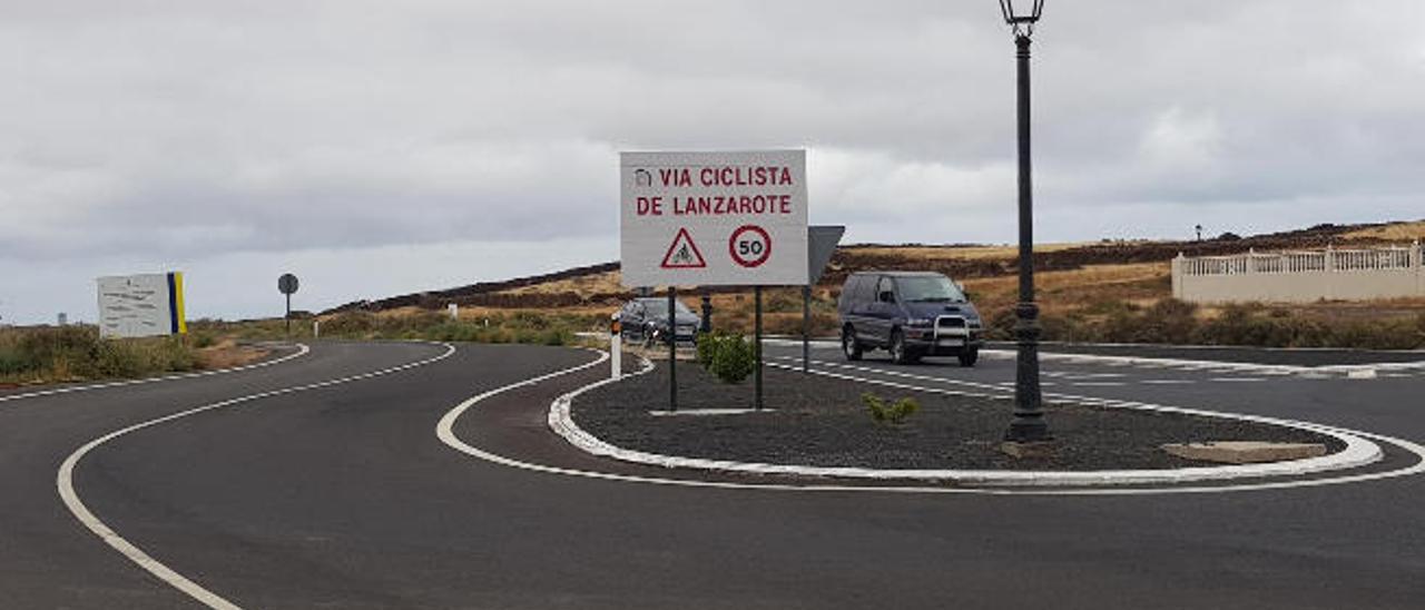 A la izquierda, carriles de la LZ-1a con preferencia para los ciclistas.