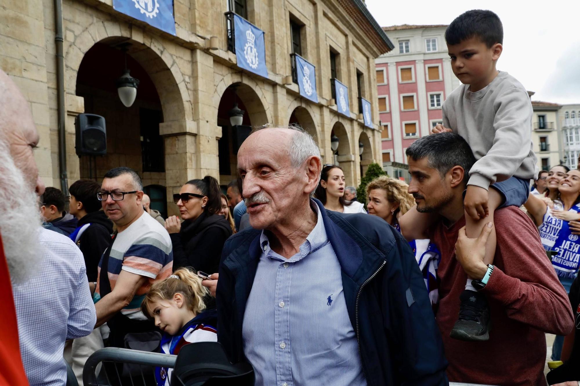 EN IMÁGENES: Así fue el recibimiento de los jugadores del Real Avilés en el Ayuntamiento