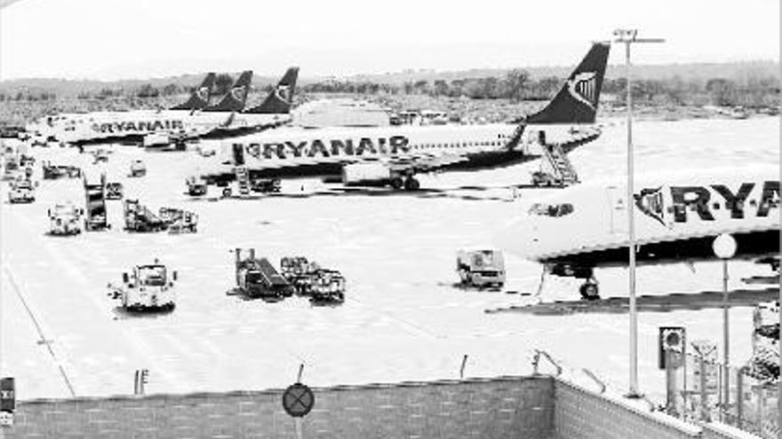 La pista de l&#039;aeroport de Girona es troba habitualment ocupada per avions de Ryanair gairebé en exclusiva.