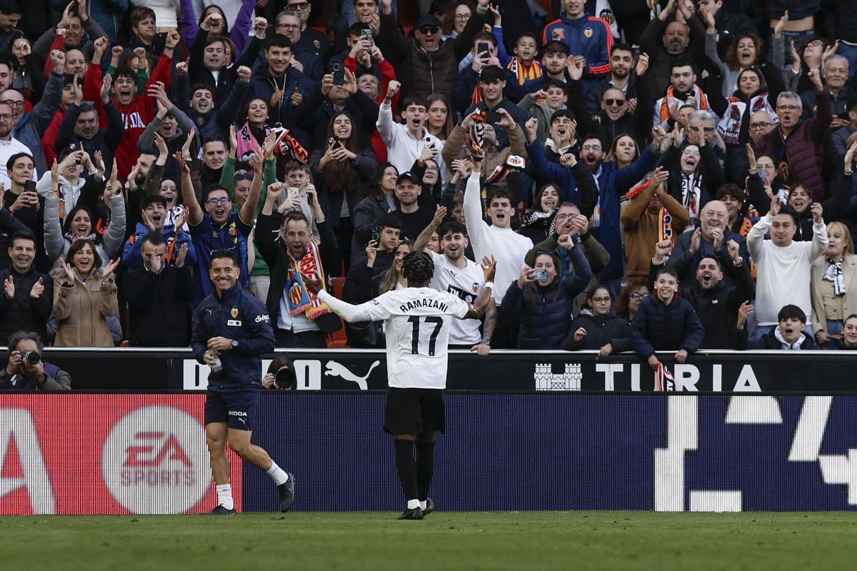 Ramazani celebra un gol con Mestalla