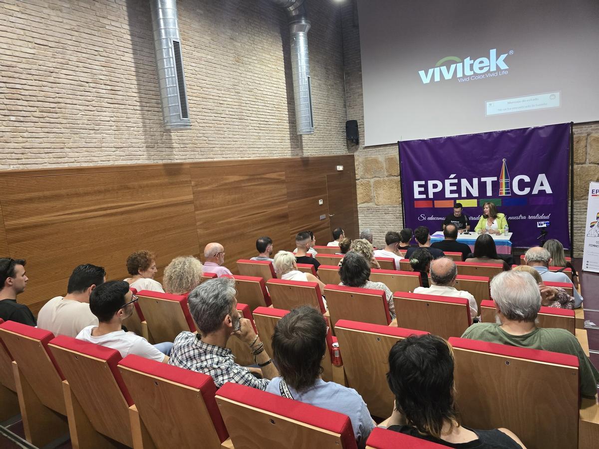 Mar Cambrollé tuvo un encuentro con los colectivos LGTBIQA+ de la Región de Murcia organizado por el Epéntica.