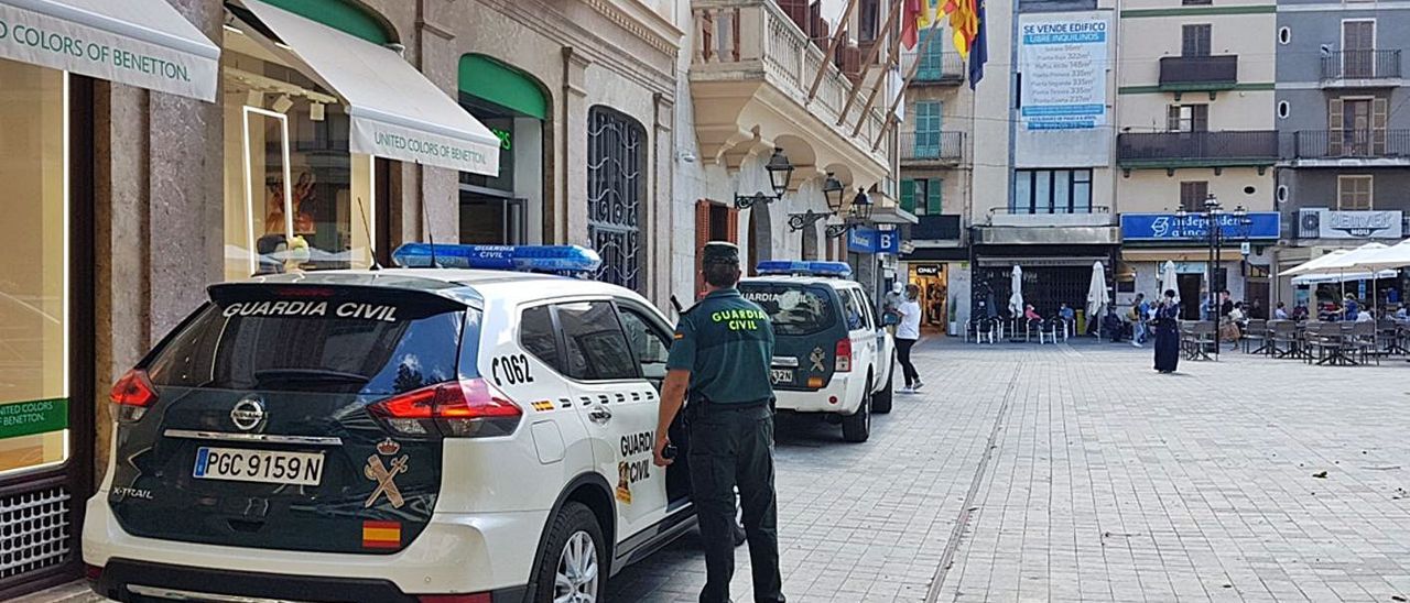 Patrullas de la Guardia Civil, ante el ayuntamiento de Inca, en una imagen de archivo