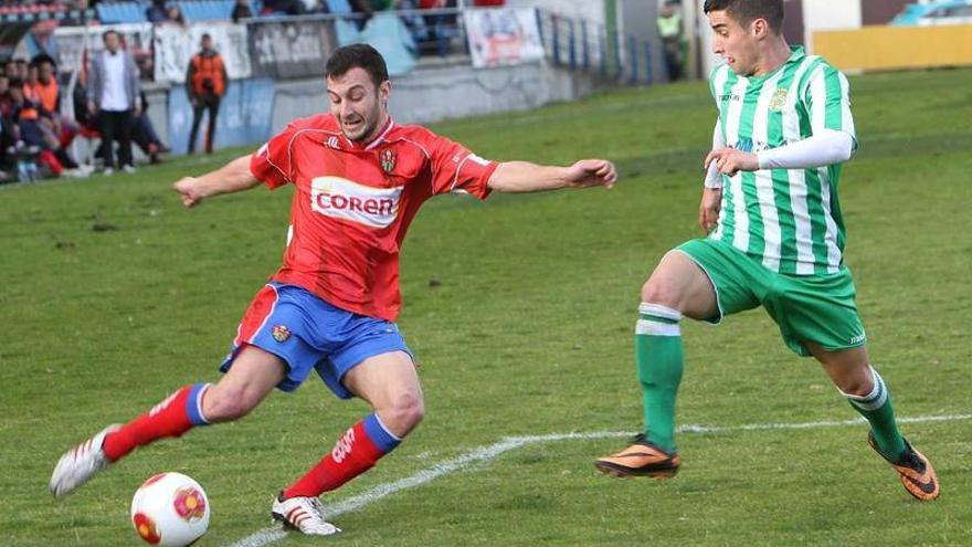 Rubén Arce se dispone a centrar en el partido contra el Noja.
