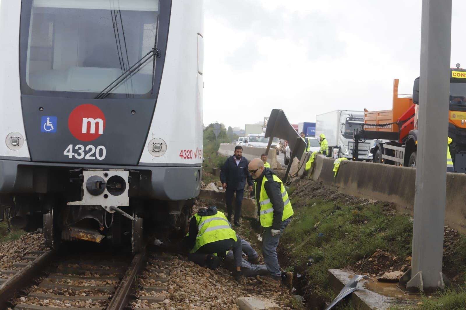 Sin línea de metro y la A-7 cortada tras el choque de un camión con un muro en l'Alcúdia