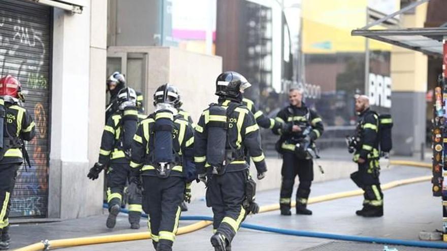 Imagen de archivo de bomberos trabajando.