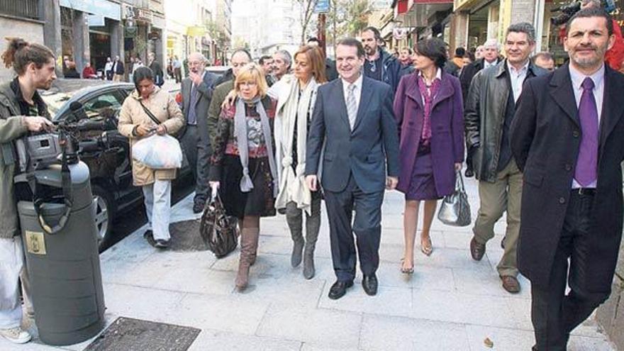 La comitiva municipal, encabezada por el alcalde, ayer, en su recorrido por la reformada calle Urzáiz.  // Carlos Pereira