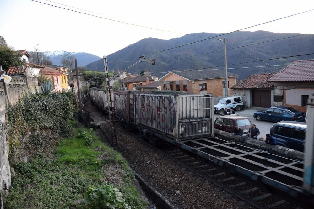 Descarrila un tren de mercancías en Lena