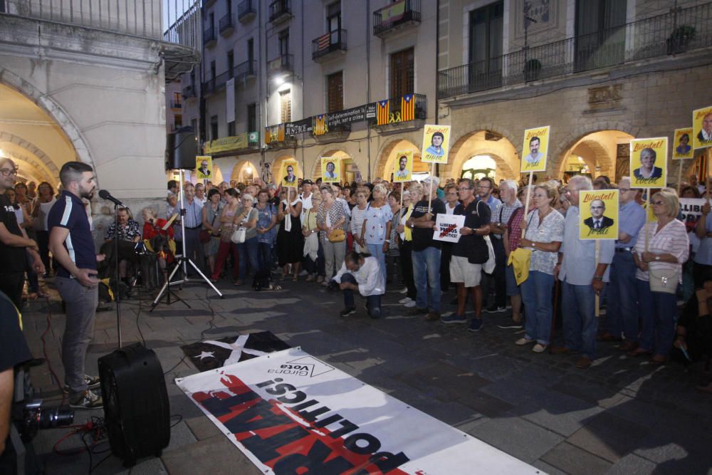 Cent dilluns reclamant la llibertat dels polítics presos a la plaça del Vi