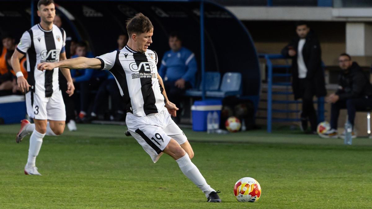 Joe se dispone a golpear un balón en un partido del Castellonense.