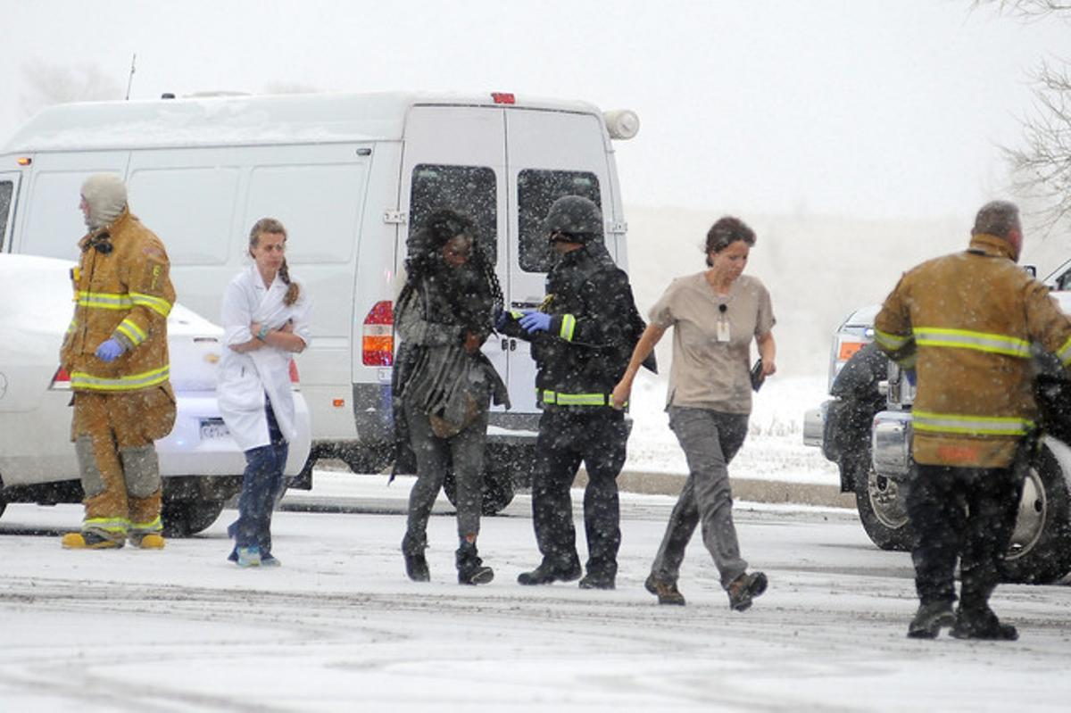 Les persones que eren a la clínica avortista surten escortades després del tiroteig a Colorado Springs.