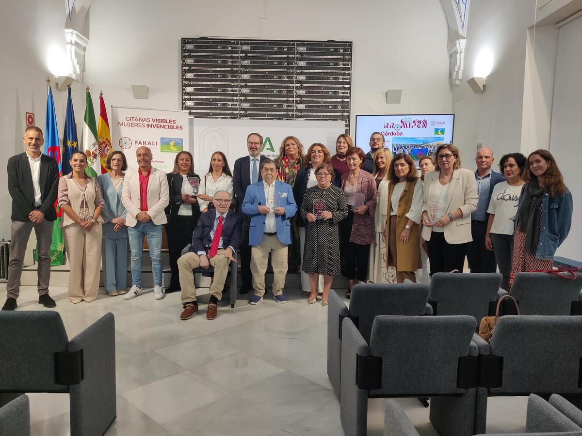 Autoridades, representantes y personas distinguidas en el acto de reconocimiento de Rr