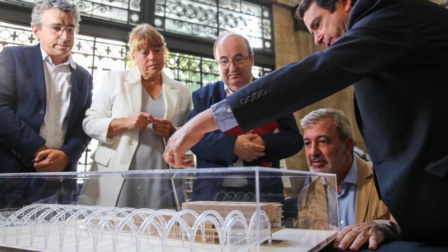 Miquel Iceta visita los terrenos en los que se ubicará la Biblioteca Provincial de Barcelona, junto a la estación de França