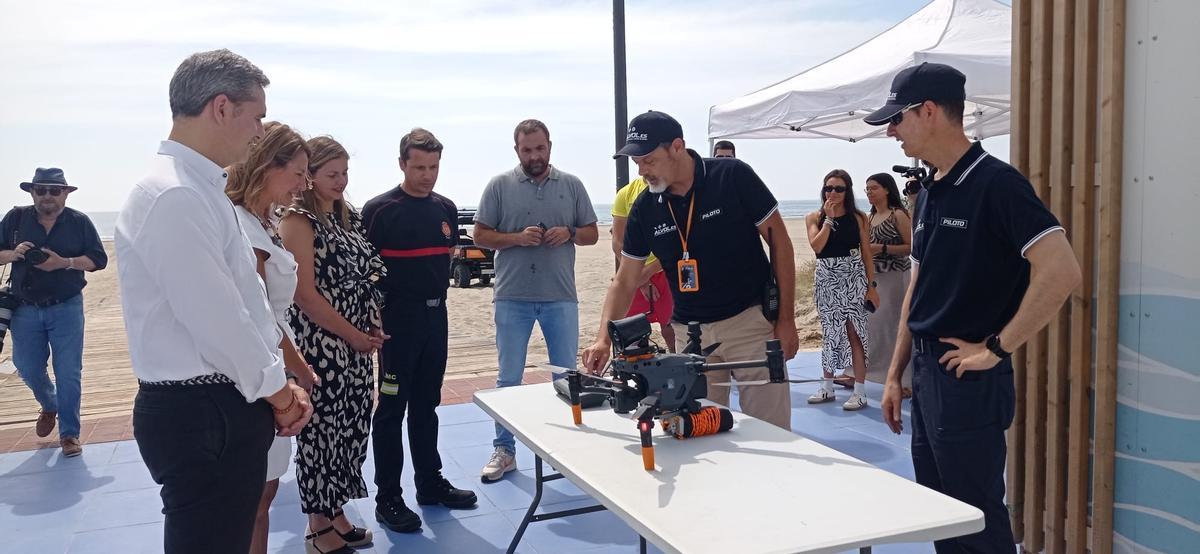 Con el dron de salvamento.