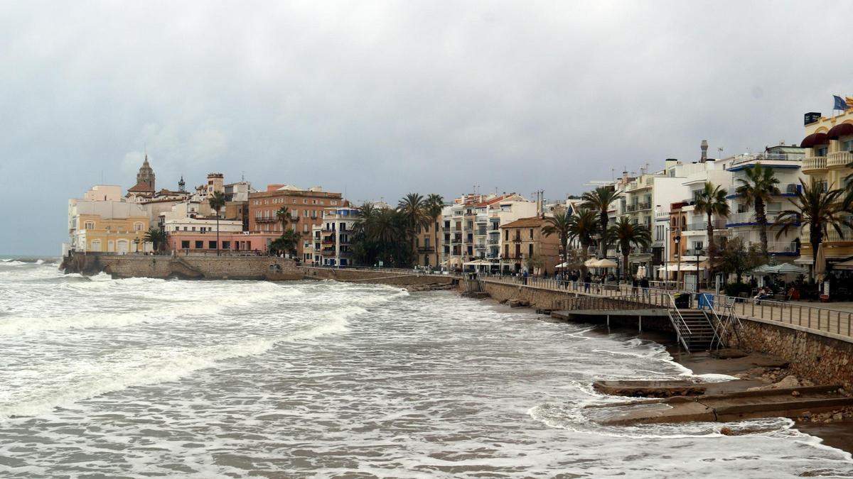 La playa de Sant Sebastià, en Sitges.