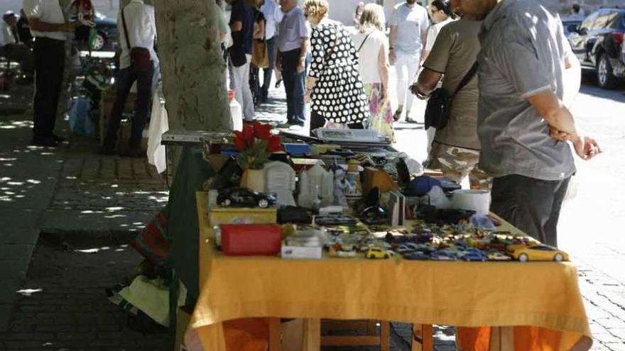 El mercadillo ambulante concita el interés de los zamoranos