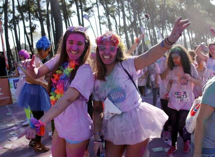 Samil se tiñe de múltiples colores con la Holi Run