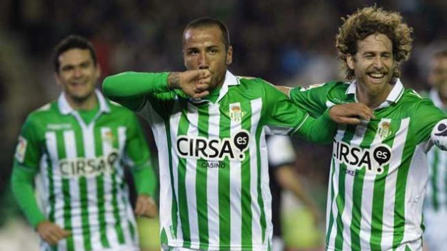 Los jugadores del Betis celebran su triunfo.