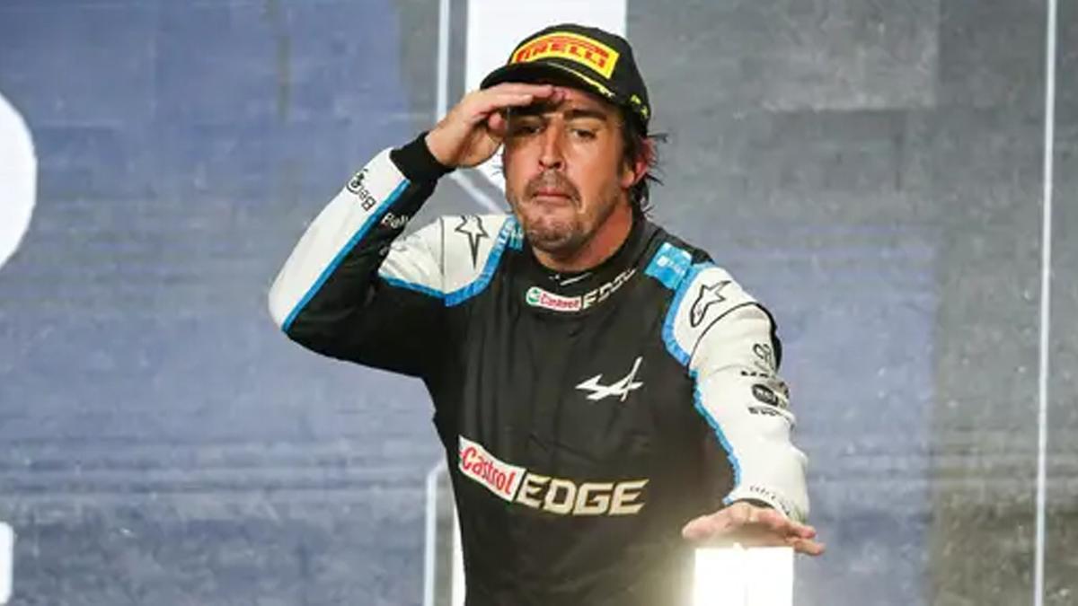 Fernando Alonso, gesticulando desde el podio