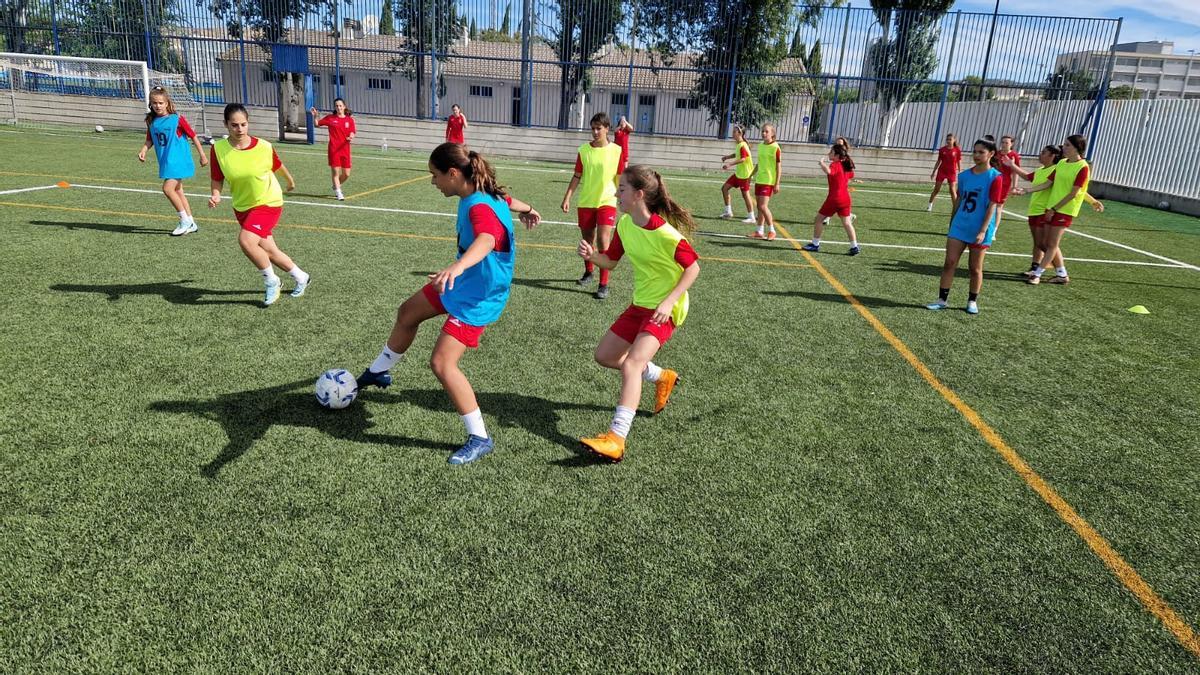 Iniciativas como el Campus Femenino impulsan el crecimiento paulatino del fútbol femenino en Aragón.
