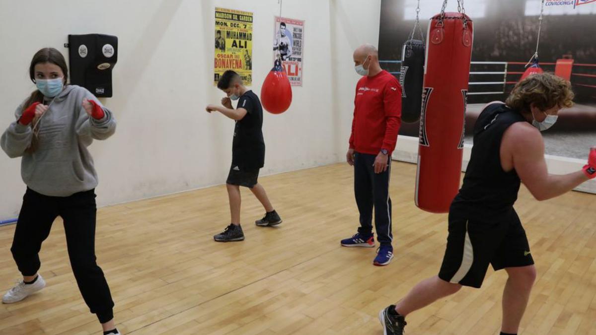 Entrenamiento de boxeo en el Grupo Covadonga, ayer.