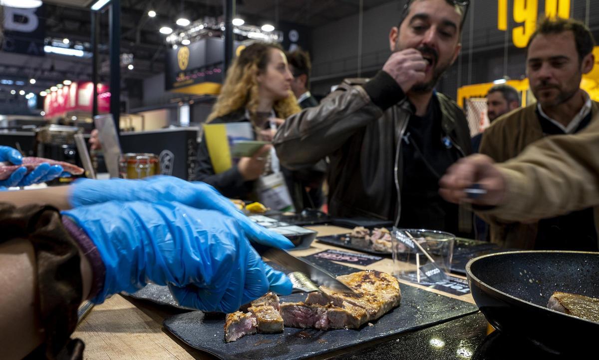 Degustación de carne híbrida de ternera con grasa vegetal ‘plant based’ de la empresa Cocuus en Alimentaria 2024.