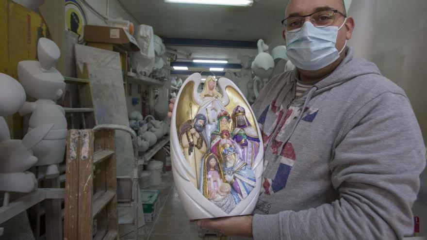 El artista de Hogueras Sergio Gómez regala al papa Francisco una figura de la Adoración