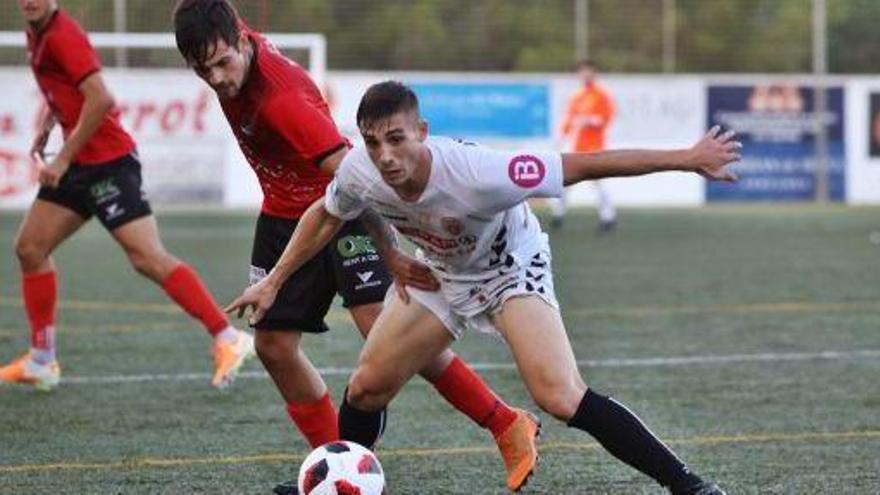 Una acción del último derbi entre la Peña y el Formentera.