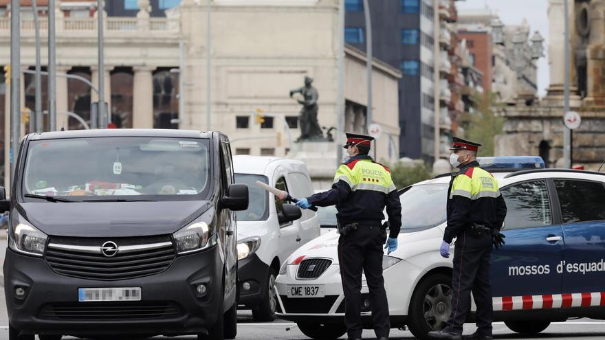 Los Mossos investigan la muerte de una mujer que ha caído de un quinto piso en Barcelona