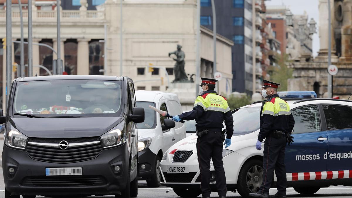 Los Mossos investigan la muerte de una mujer tras precipitarse desde un piso en Barcelona.