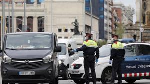 Los Mossos investigan la muerte de una mujer tras precipitarse desde un piso en Barcelona