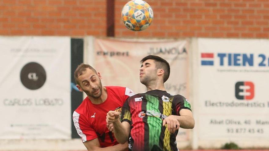 Els jugadors dels dos equips es disputen una pilota aèria | JORDI BIEL