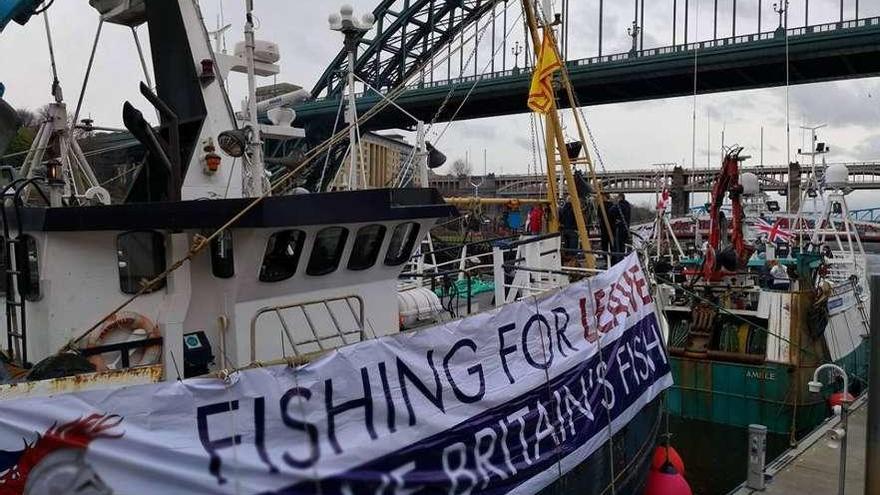 Un pesquero británico luce una pancarta de la iniciativa Fishing for Leave, partidaria del &#039;Brexit&#039;.