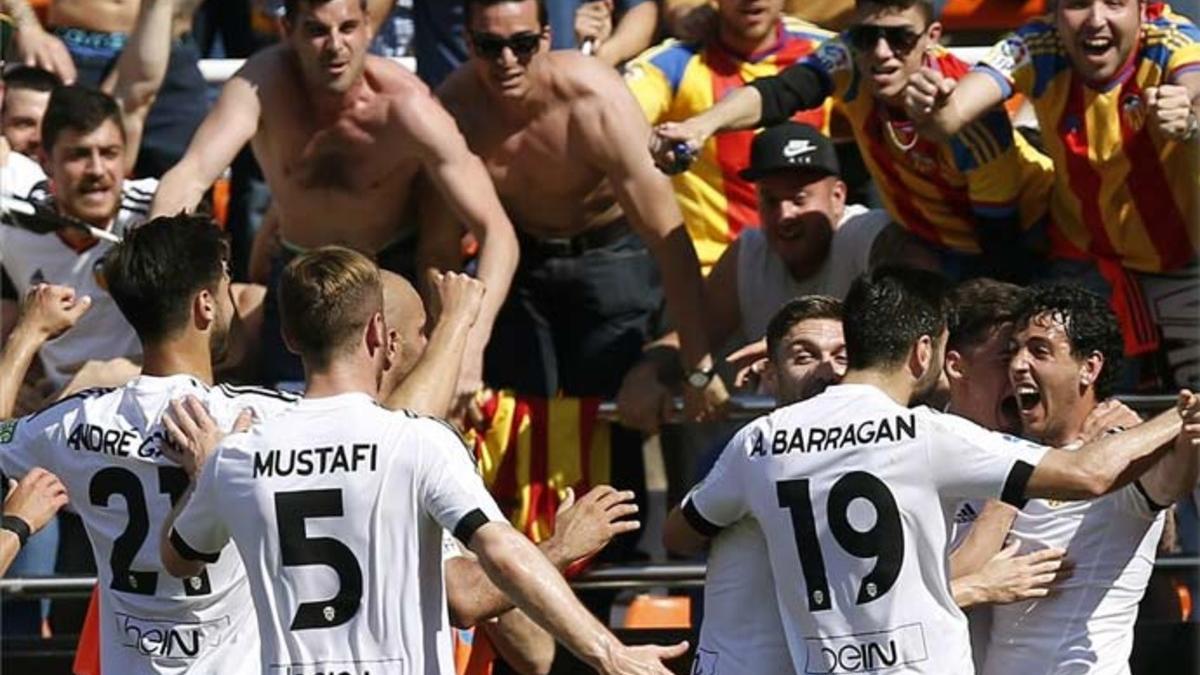 Los jugadores del Valencia, celebrando un triunfo clave para la permanencia