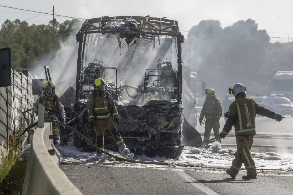 Incendio de un autobús con pasajeros en Elche