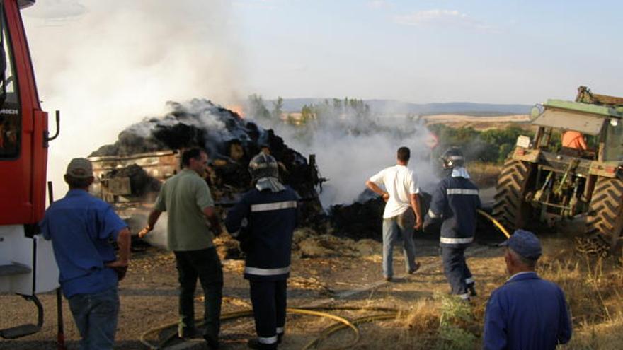 El fuego quemó un remolque lleno de pacas que circulaba por una carretera cercana.