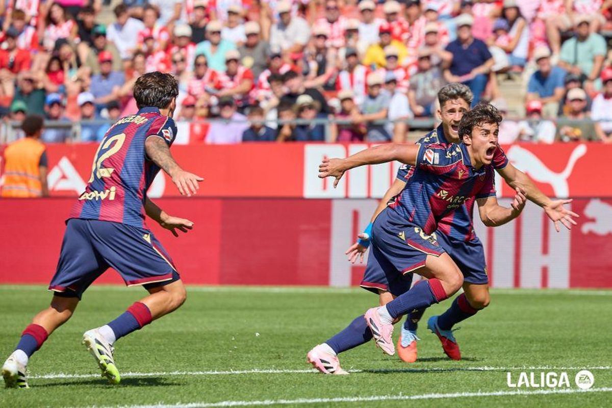Carlos celebra su gol en Girona.