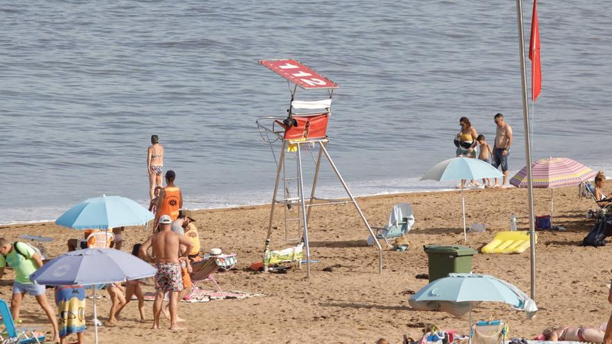 Una nueva arribada de medusas obliga a sacar la bandera roja en la playa de Luanco