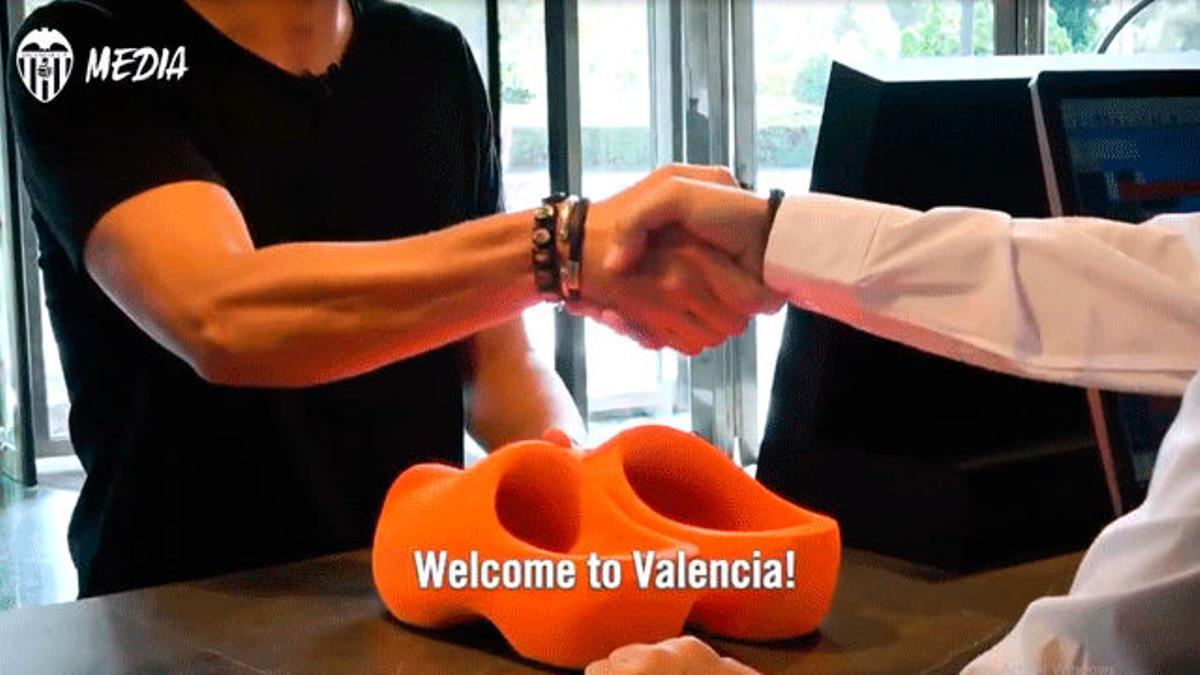El Valencia cuelga un vídeo de Cillessen firmando con el conjunto de Marcelino