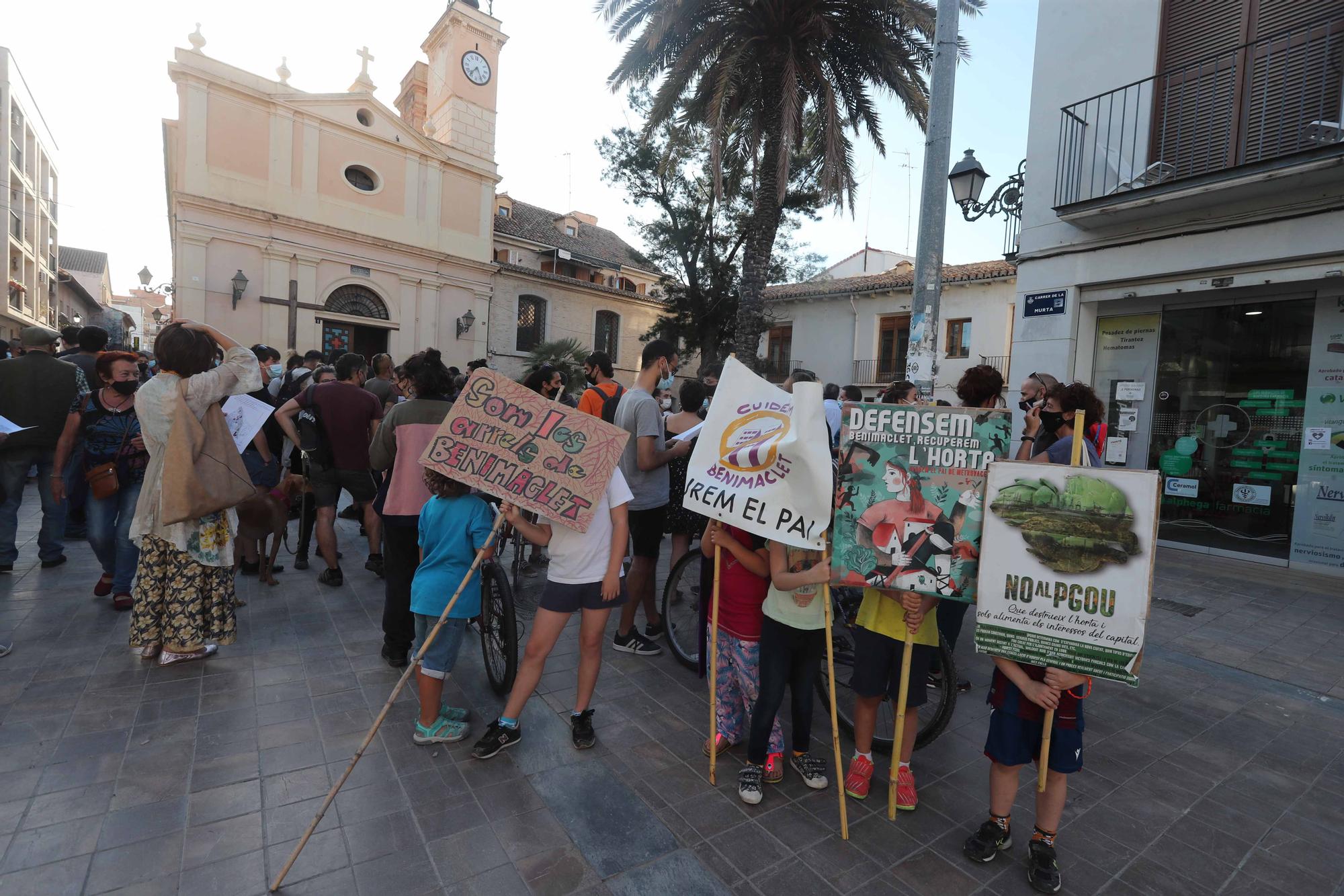 Protesta de los vecinos de Benimaclet contra el vallado de solares ocupados