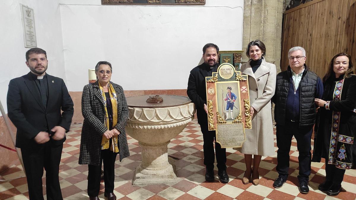 Autoridades locales y eclesiásticas muestran el cuadro que ya luce en la parroquia del Soterraño de Aguilar.