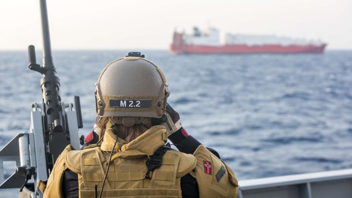 Un militar noruego observa uno de los barcos daneses encargados de transportar el arsenal químico sirio, el pasado 29 de diciembre, antes de la operación.