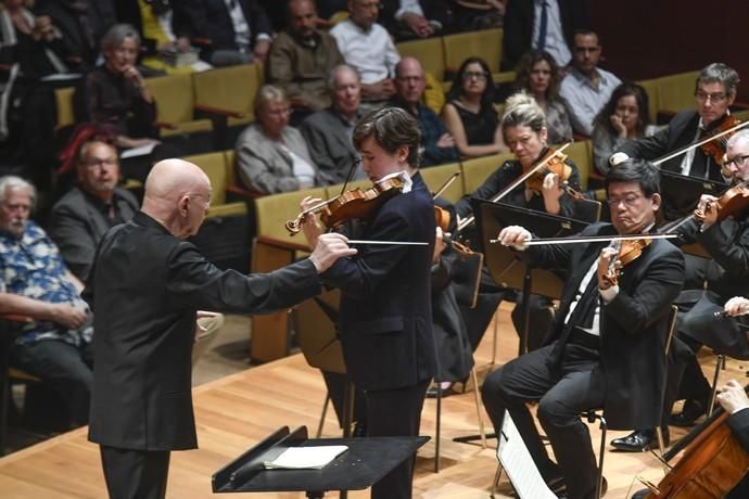 08-02-20 GENTE Y CULTURA. AUDITORIO ALFREDO KRAUS. LAS PALMAS DE GRAN CANARIA. Clausura del 36 Festival de Música de Canarias. Christoph Eschenbach dirige a la Orquesta de París con el joven violinista sueco Daniel Lozakovich.    Fotos: Juan Castro.  | 08/02/2020 | Fotógrafo: Juan Carlos Castro